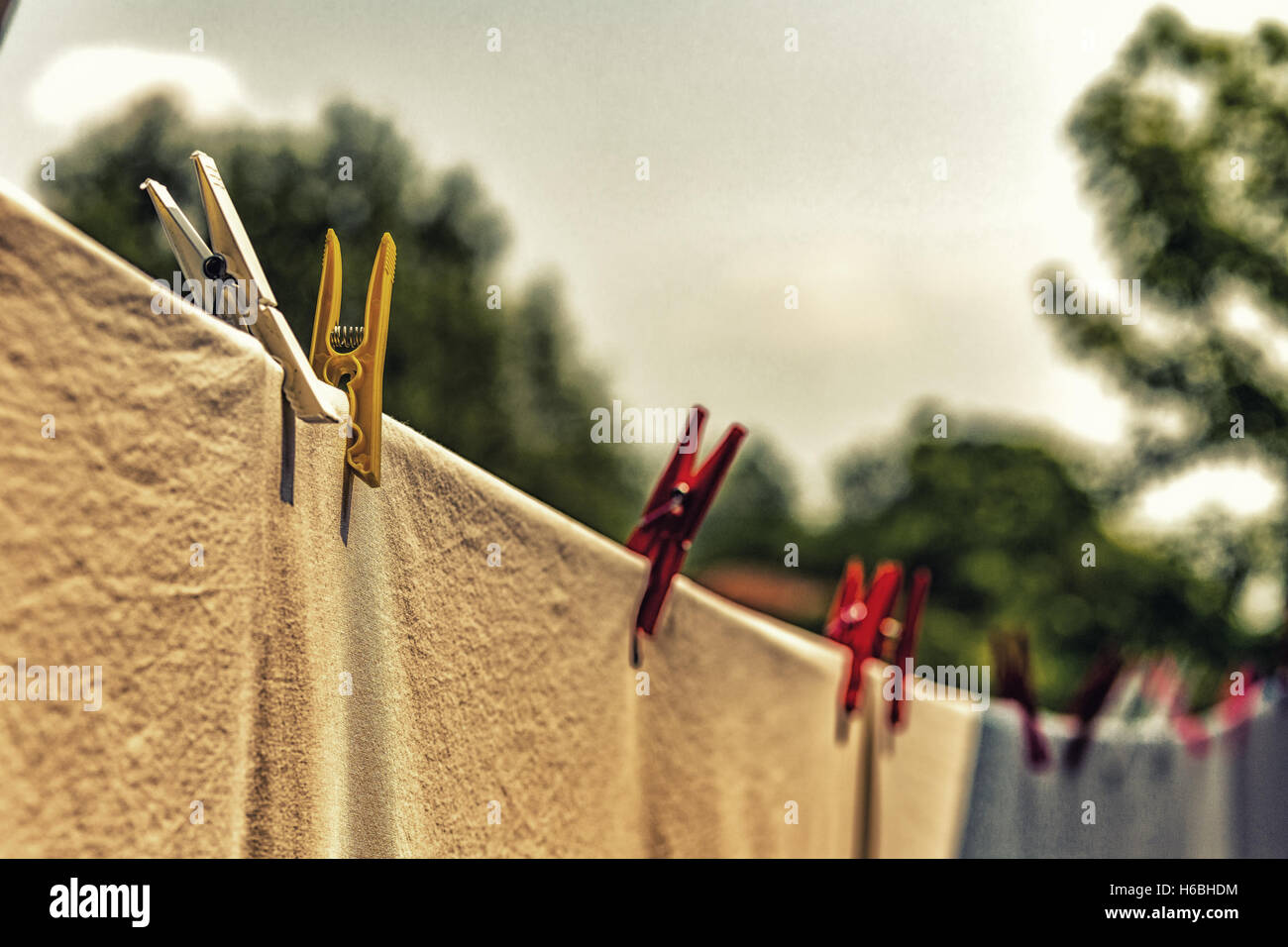 Kleidung zum Trocknen mit Heringe gehängt, aber nach dem Waschen sind sie noch schmutzig Stockfoto