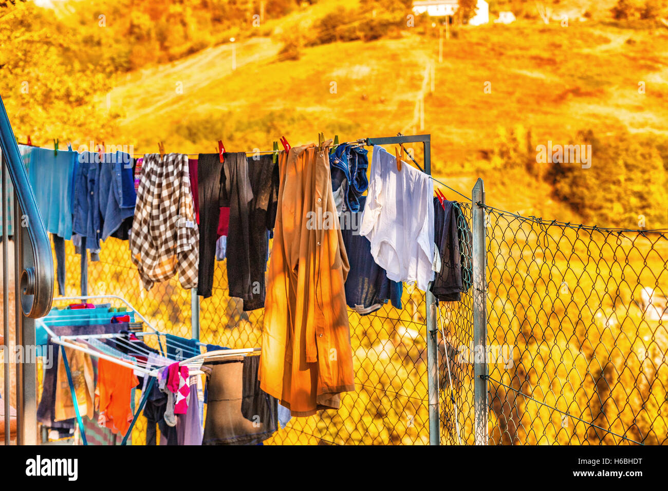 Kleidung zum Trocknen vor den Hügeln gehängt Stockfoto