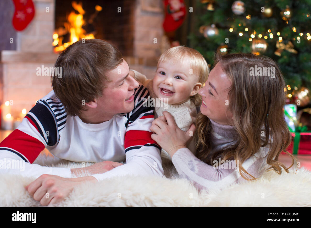 Glückliche Familie Mutter, Vater und baby kleiner Junge spielt im Winter für die Weihnachtsferien Stockfoto