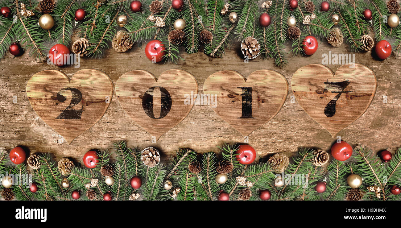 geschrieben am aus Holz in Herzform mit Weihnachtsdekoration 2017 Stockfoto