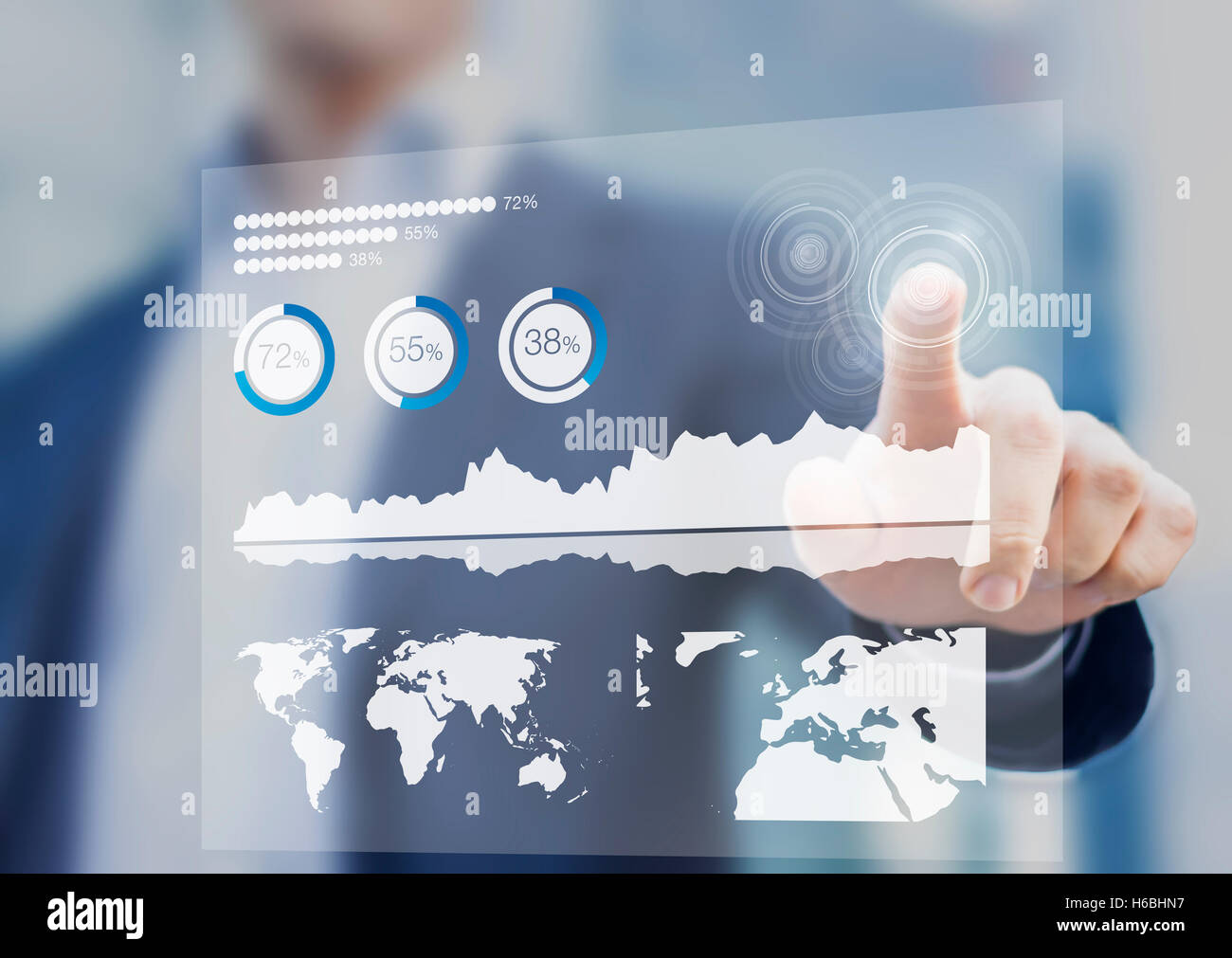 Finanzielle Dashboard mit Key Performance Indikatoren und digital touch Schnittstelle, Geschäftsmann im Hintergrund Stockfoto