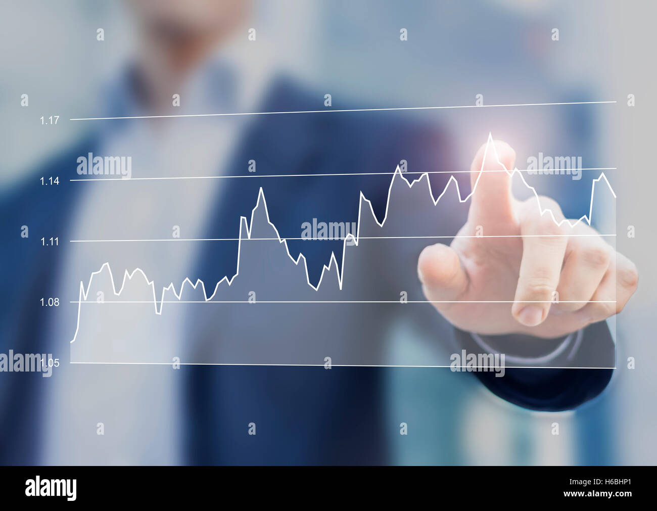Finanz Business-Grafik auf Computer-Schnittstelle mit der Hand berühren das Diagramm Geschäftsmann Stockfoto