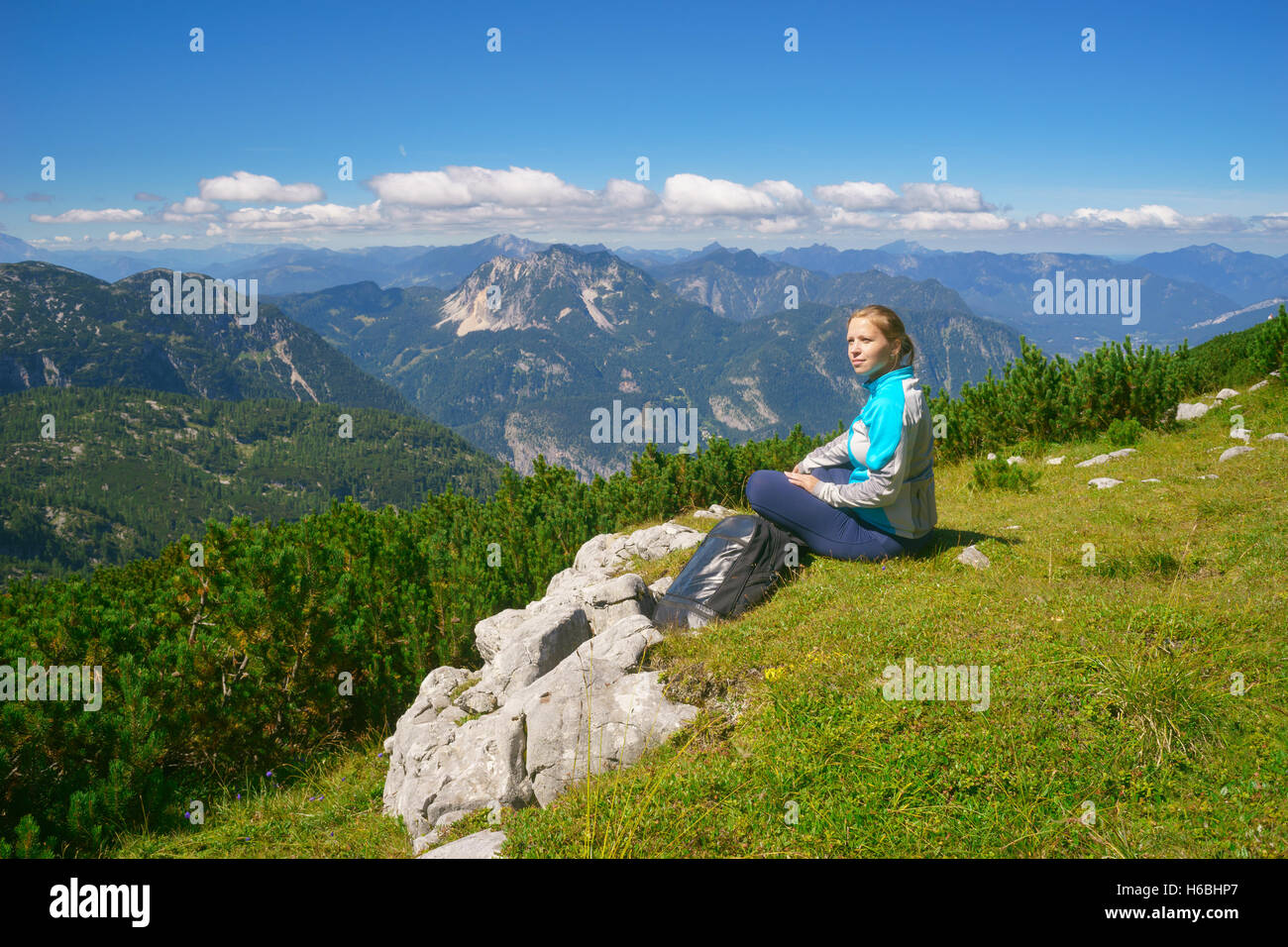 Junge Dame entspannen nach Wandern und genießen die Aussicht auf die Alpen. Hoher Dachstein, Österreich Stockfoto