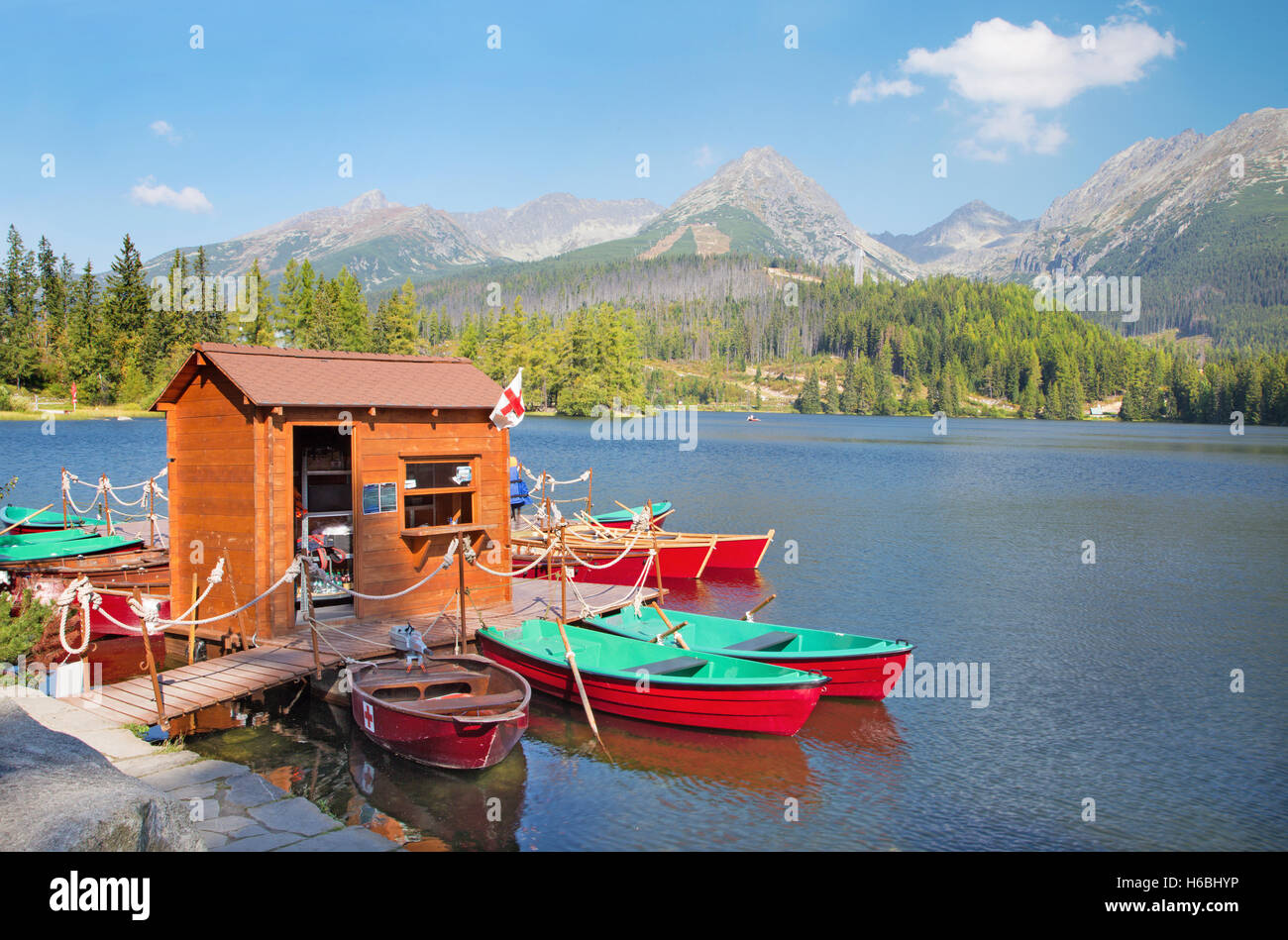 STRBSKE PLESO, Slowakei - 12. September 2016: Hohe Tatra - Strbske Pleso See. Stockfoto