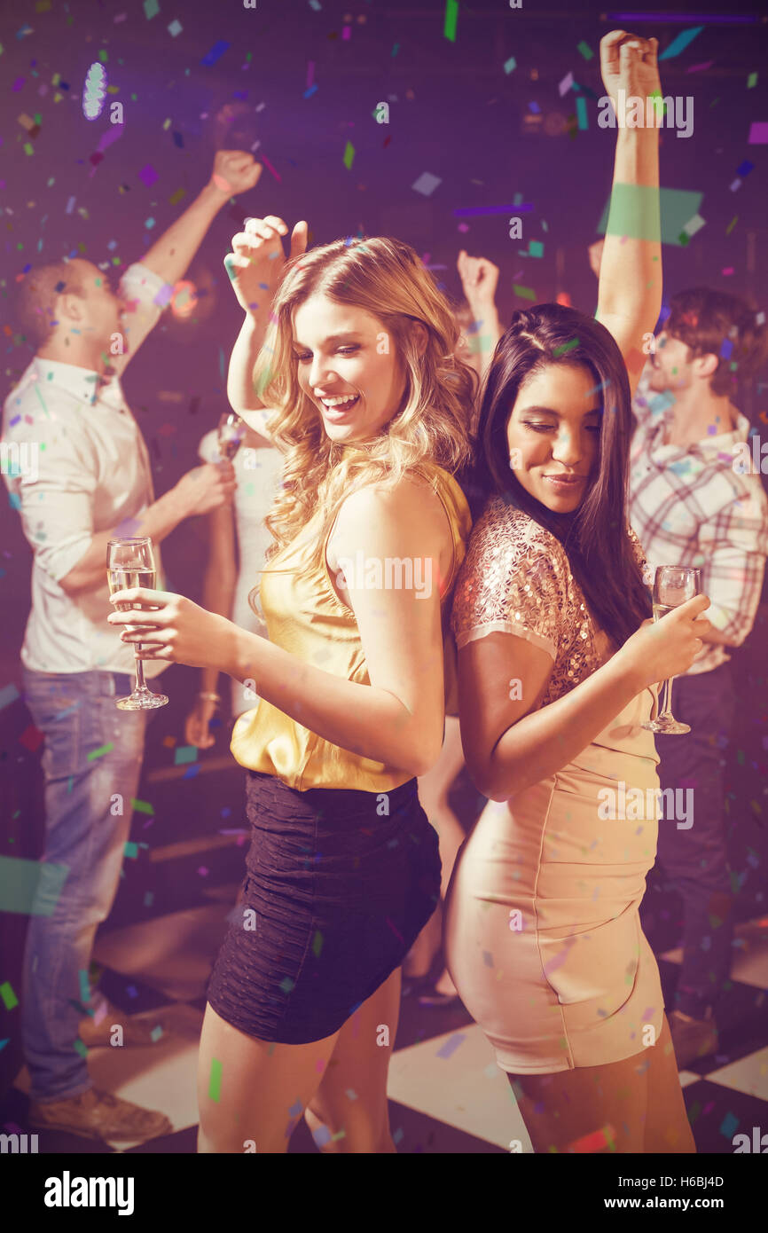 Zusammengesetztes Bild der happy Friends tanzen bei drink Stockfoto