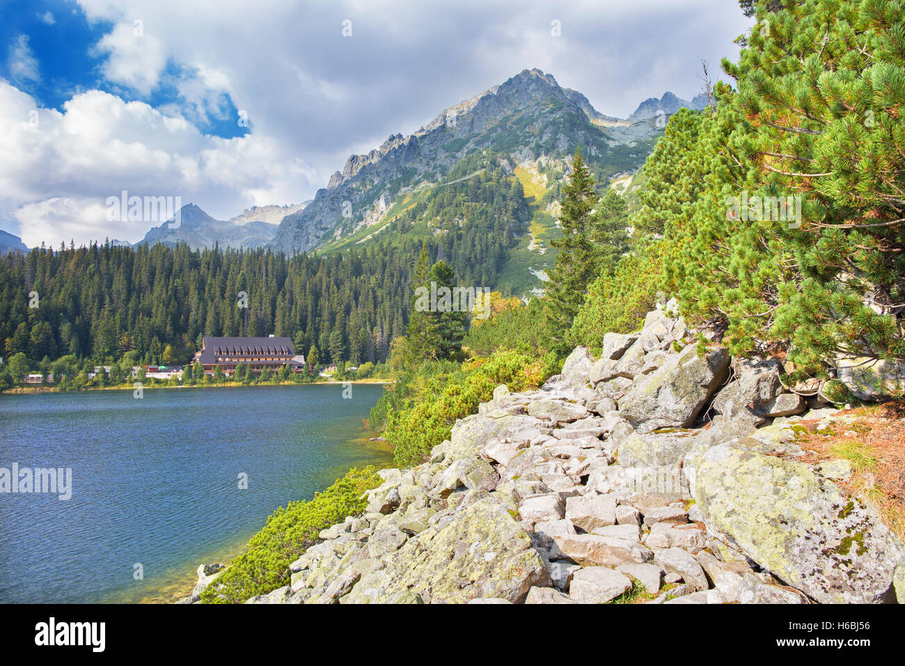 Hohe Tatra - Popradske Pleso See mit Chalet Stockfoto