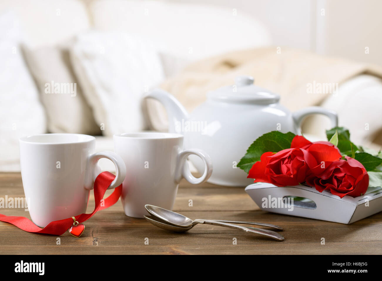 Valentinstag-Tee für zwei mit roten Rosen Stockfoto