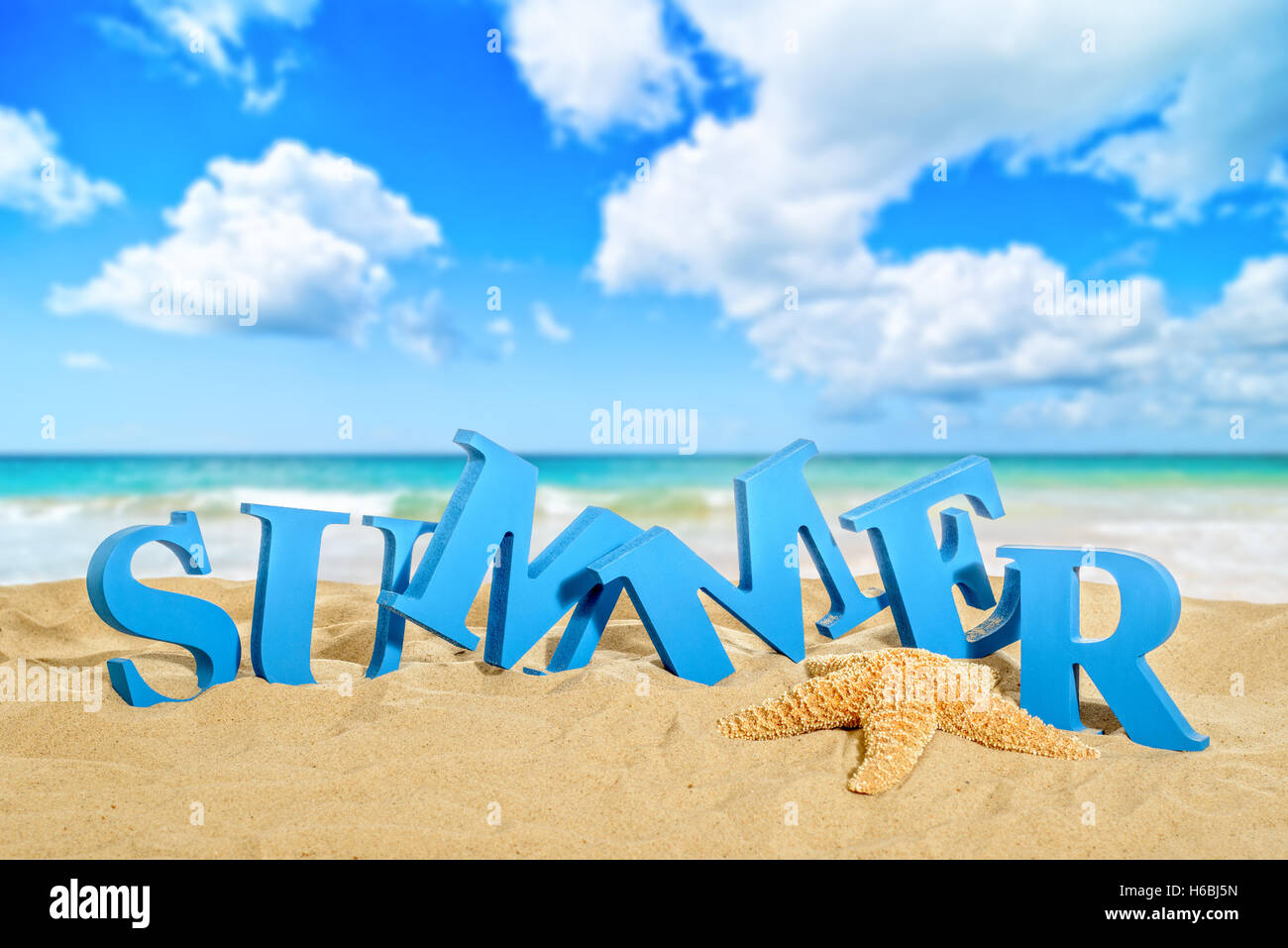 Sommer-Buchstaben in der gleichen mit Seestern - Ozean Hintergrund weichzeichnen Stockfoto