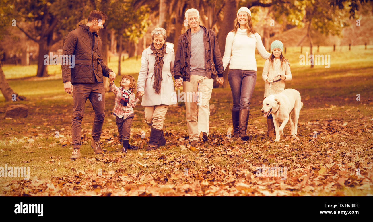 Lächelnd Großfamilie zusammen spazieren Stockfoto