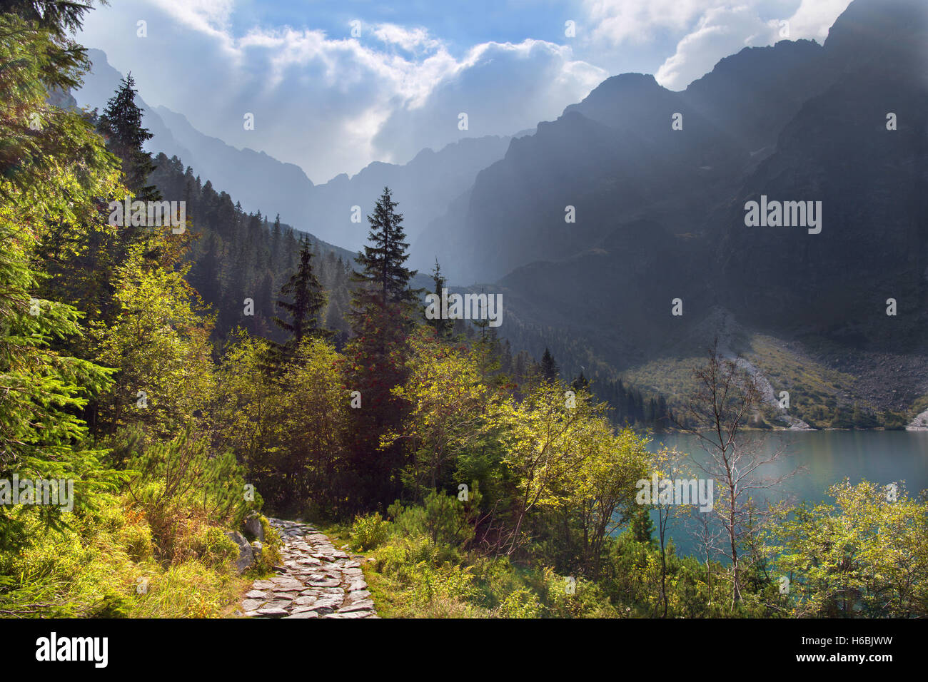 Hohe Tatra - touristische Weg Runde Morskie Oko-See im Gegenlicht Stockfoto