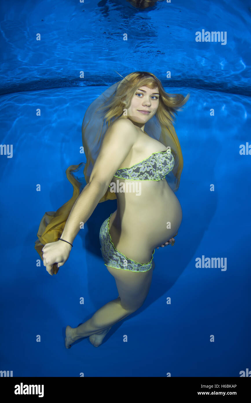 Junge Schwangere Frau Im Bikini Unter Wasser Im Pool Stockfotografie Alamy