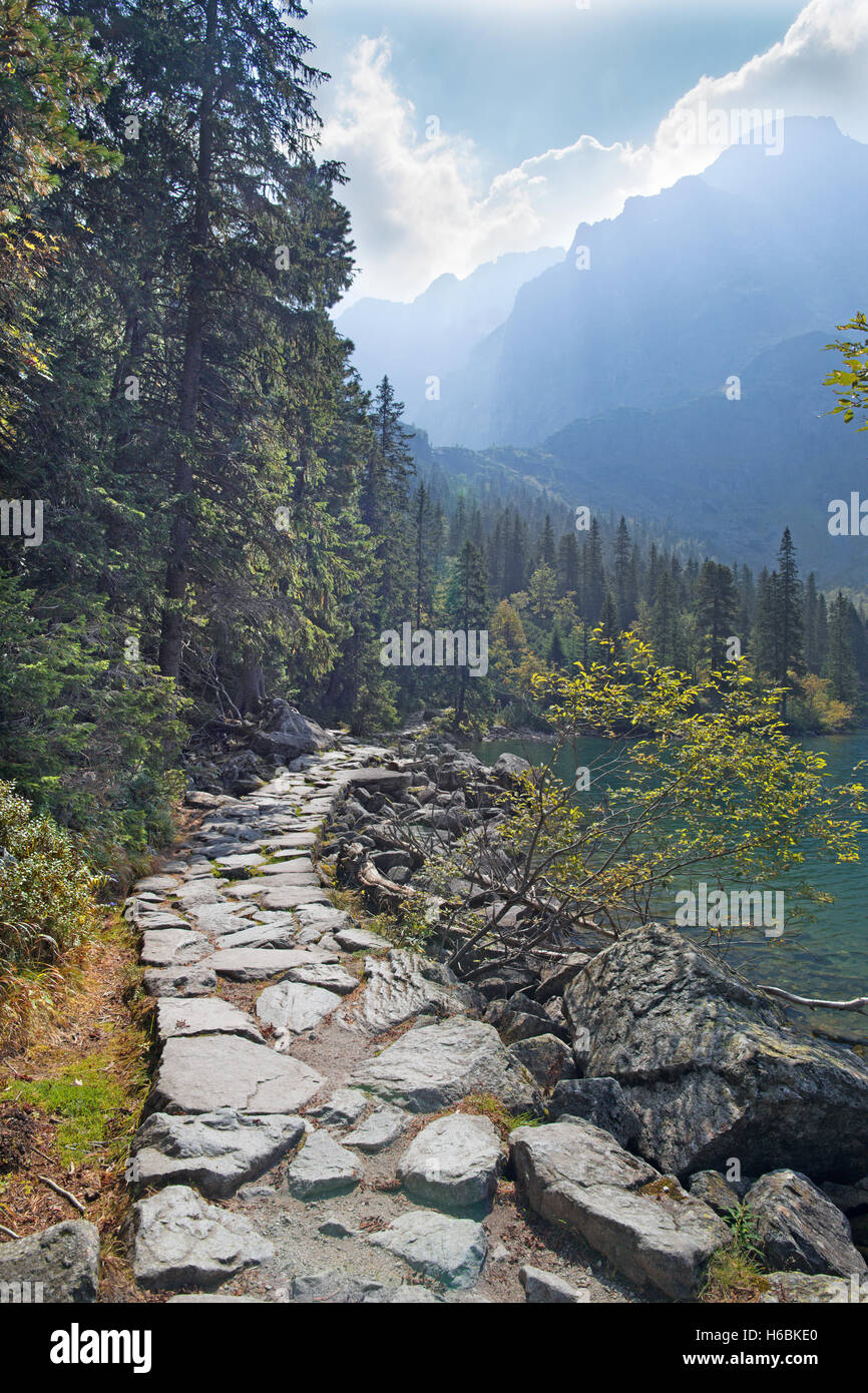 Hohe Tatra - Tourist genau umgekehrt der See Morskie Oko Stockfoto