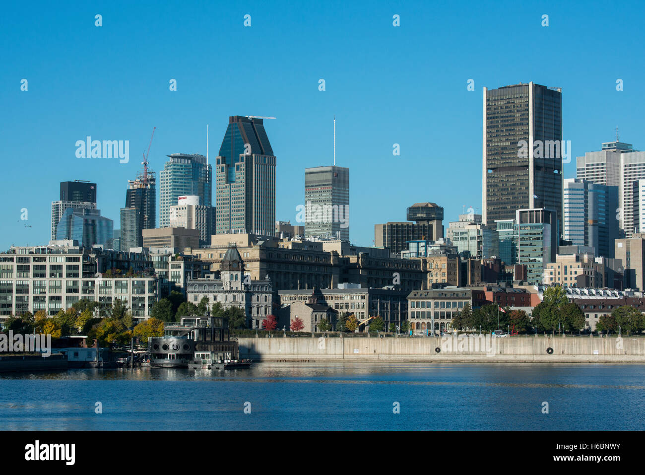 Kanada, Quebec, Montreal. Old Port Bereich Skyline Blick auf die Stadt von Str. Lawrence Fluß. Stockfoto