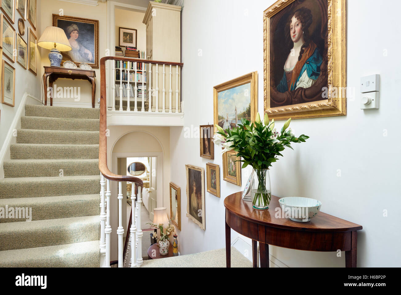 Das Treppenhaus in einer Periode georgischen Wohnung zeigt antike Möbel & Gemälde. Gloucestershire, UK Stockfoto