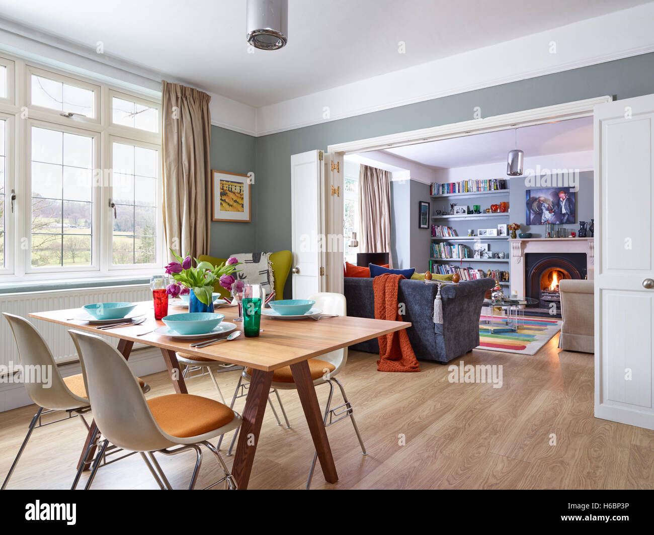 Eine eklektische, stilvollen Essbereich & Wohnzimmer mit viktorianischen Kamin & Funktionen in Gloucestershire, Großbritannien Stockfoto