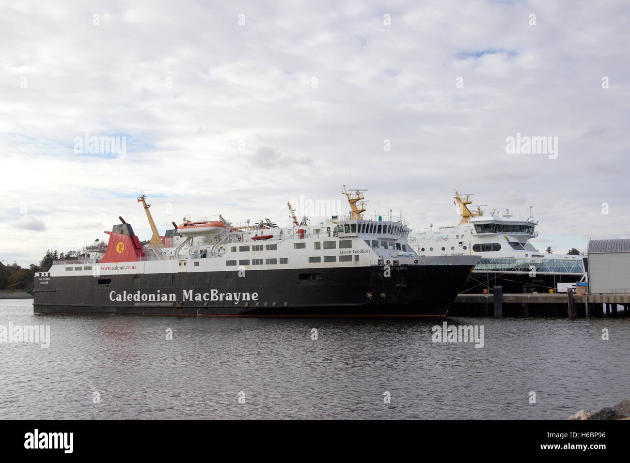 Caledonian MacBrayne Ferry The Isle of Lewis mit Loch Seaforth im Hintergrund Stornoway Hafen Isle of Lewis Scotland Stockfoto