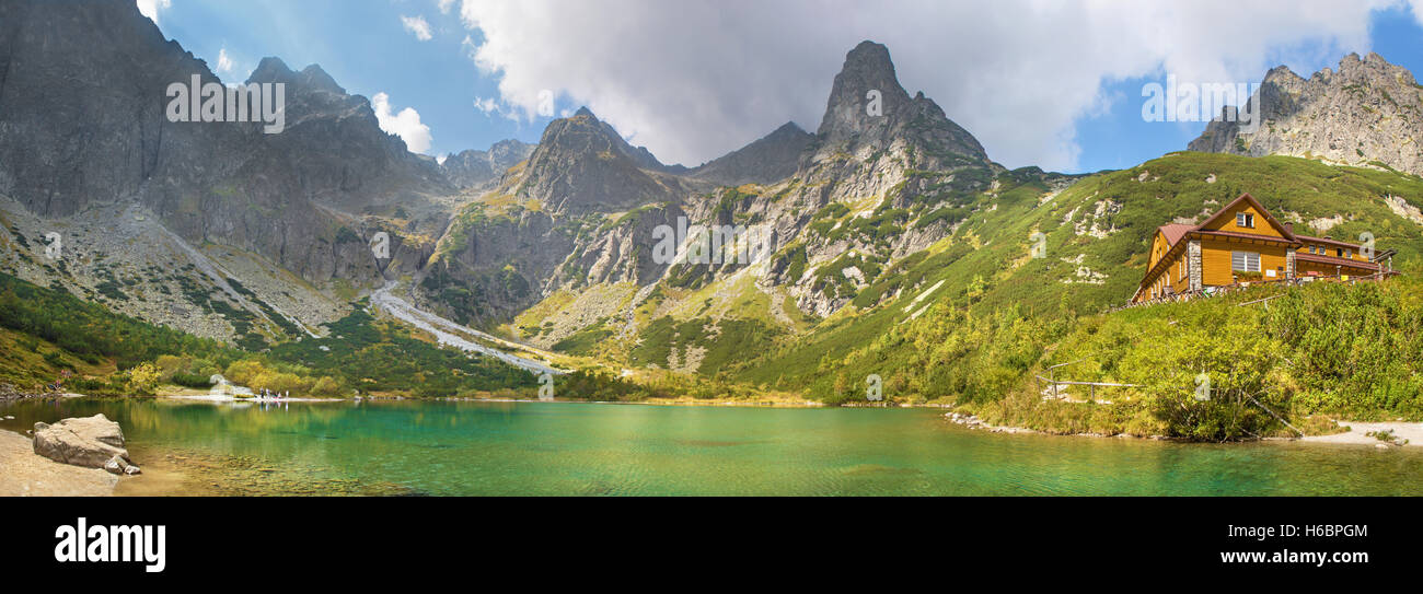 Hohe Tatra - das Panorama der Zelené Pleso See und Tal mit dem Chalet Stockfoto