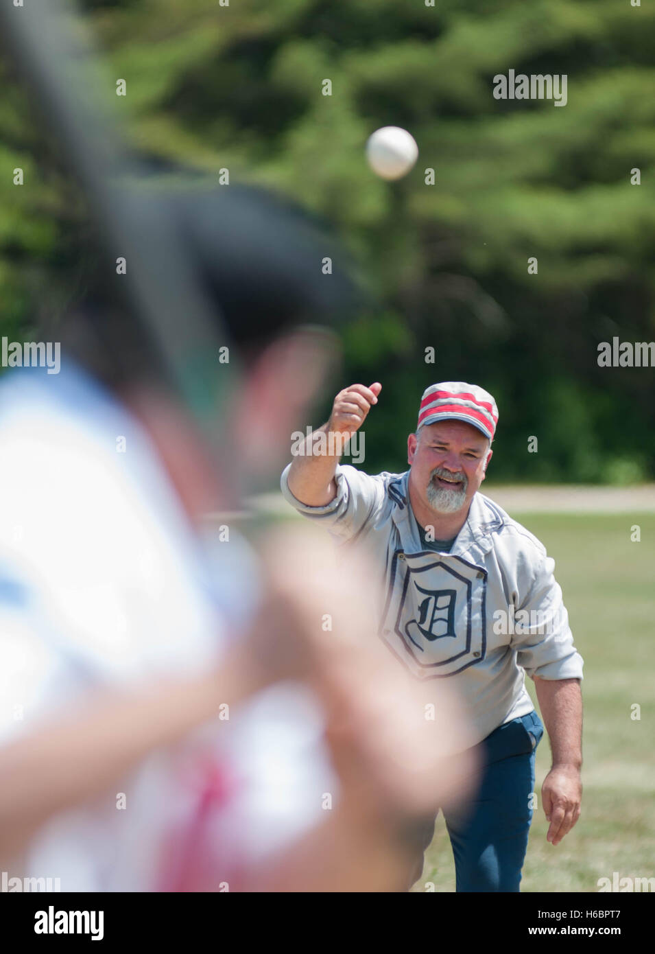 Ein Krug steht ein geschlagener Eierteig in einem Vintage Baseball-Spiel an einem sonnigen Tag. Stockfoto