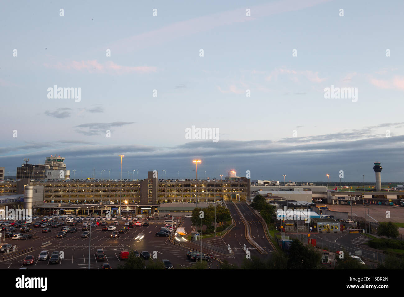 Manchester International Airport Terminal 1 angesehen vom Radisson Blu Hotel Manchester Flughafen Stockfoto