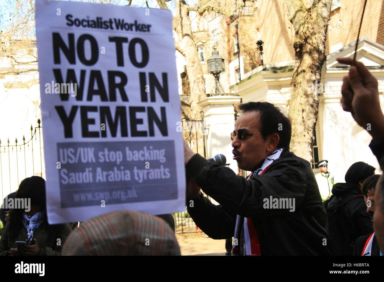 Ein Demonstrant fordert ein Ende der Saudi/westlichen unterstützt Krieg im Jemen, spricht an der Haltestelle die Krieg Kundgebung außerhalb der Saudi-Arabischen Botschaft über Charles Street, London. Die Zeichen fordert die Vereinigte Staaten und Vereinigtes Königreich, Waffenverkäufe zu stoppen, die sie beschuldigen die saudische Regierung gegen jemenitische Bürger zu verwenden. Stockfoto