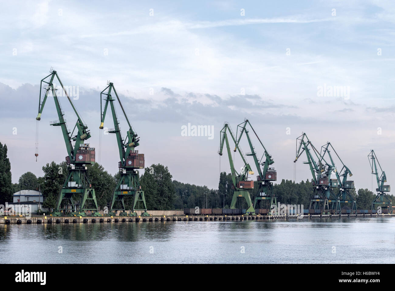 Industrie, Top-Dreharbeiten luffing-Jib Turmdrehkrane in Werftbetrieb, Ansichten entlang des Flusses Motlawa, Danzig, Polen Stockfoto