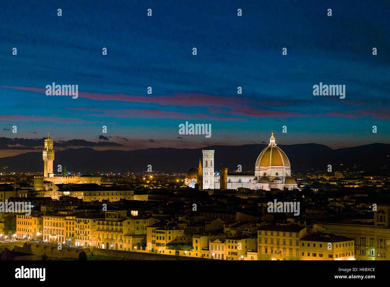 Panoramablick über beleuchtete Stadt in der Dämmerung von Michelangelo Square, Piazzale Michelangelo, mit Kathedrale von Santa Maria del Stockfoto