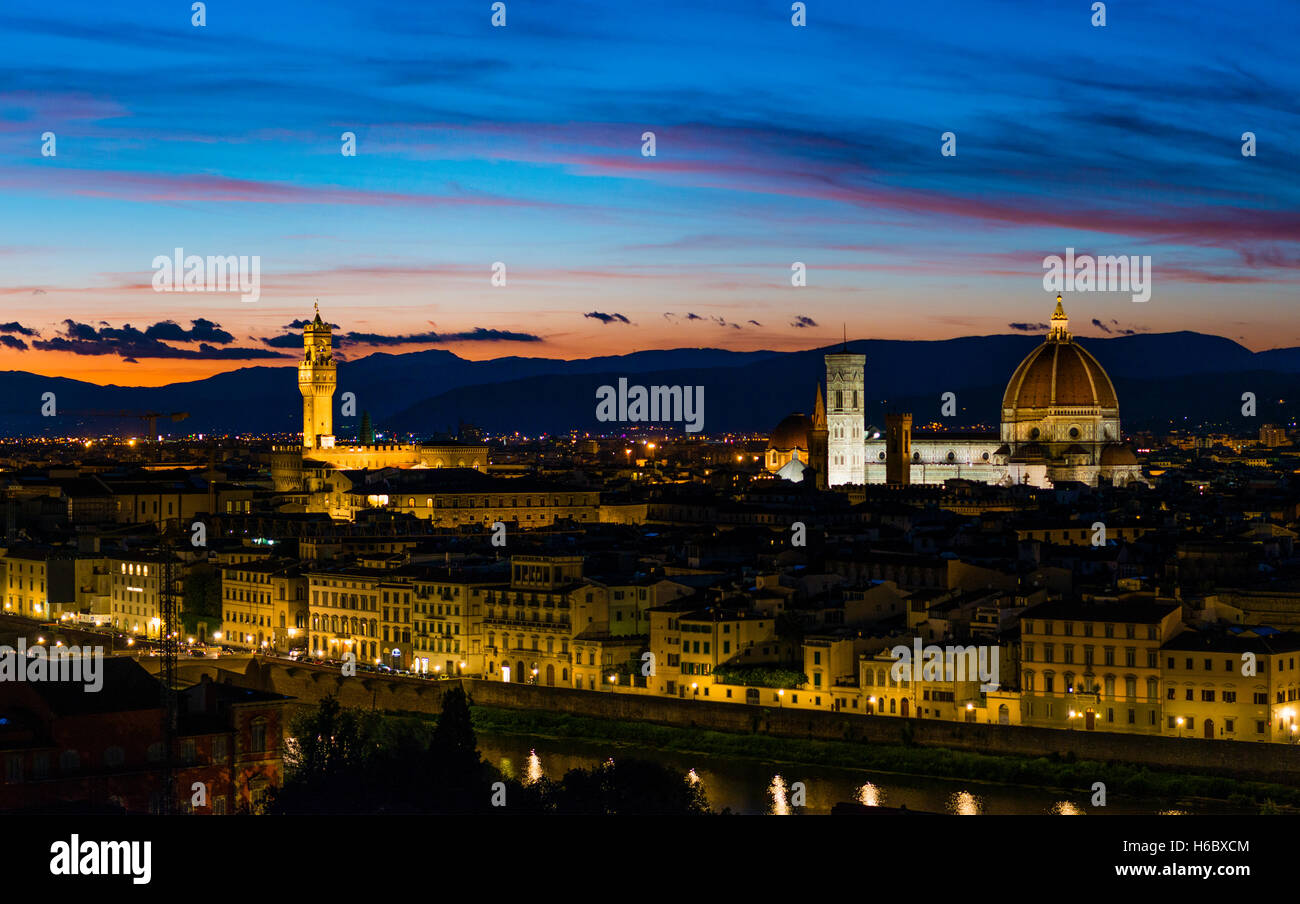 Panoramablick über die beleuchtete Stadt bei Sonnenuntergang und Dämmerung von Michelangelo Square, Piazzale Michelangelo, mit Kathedrale von Santa Stockfoto