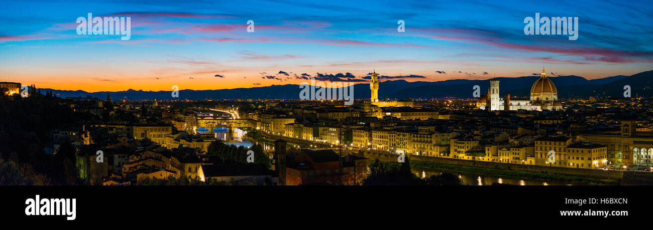 Panoramablick über die beleuchtete Stadt bei Sonnenuntergang und Dämmerung vom Michelagelo Square, Piazzale Michelangelo, mit Kathedrale von Santa Stockfoto