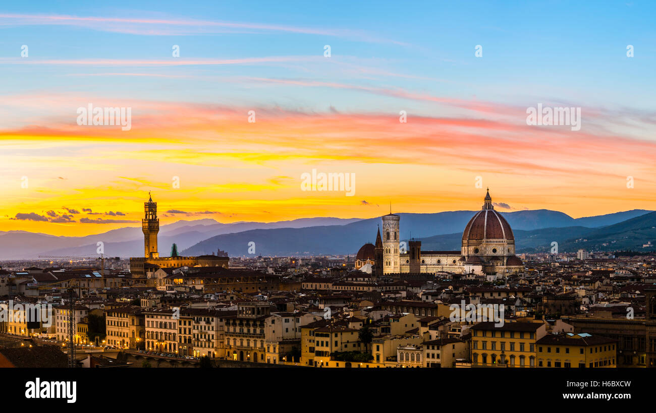 Panoramablick über die Stadt bei Sonnenuntergang vom Michelangelo Square, Piazzale Michelangelo, mit Kathedrale Santa Maria del Fiore und Stockfoto