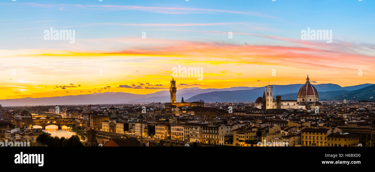 Panoramablick über die Stadt bei Sonnenuntergang vom Michelangelo Square, Piazzale Michelangelo, mit Ponte Vecchio, Palazzo Vecchio und Stockfoto