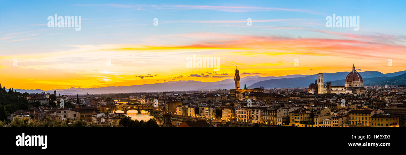 Panoramablick über die Stadt bei Sonnenuntergang vom Michelangelo Square, Piazzale Michelangelo, mit Ponte Vecchio, Palazzo Vecchio und Stockfoto