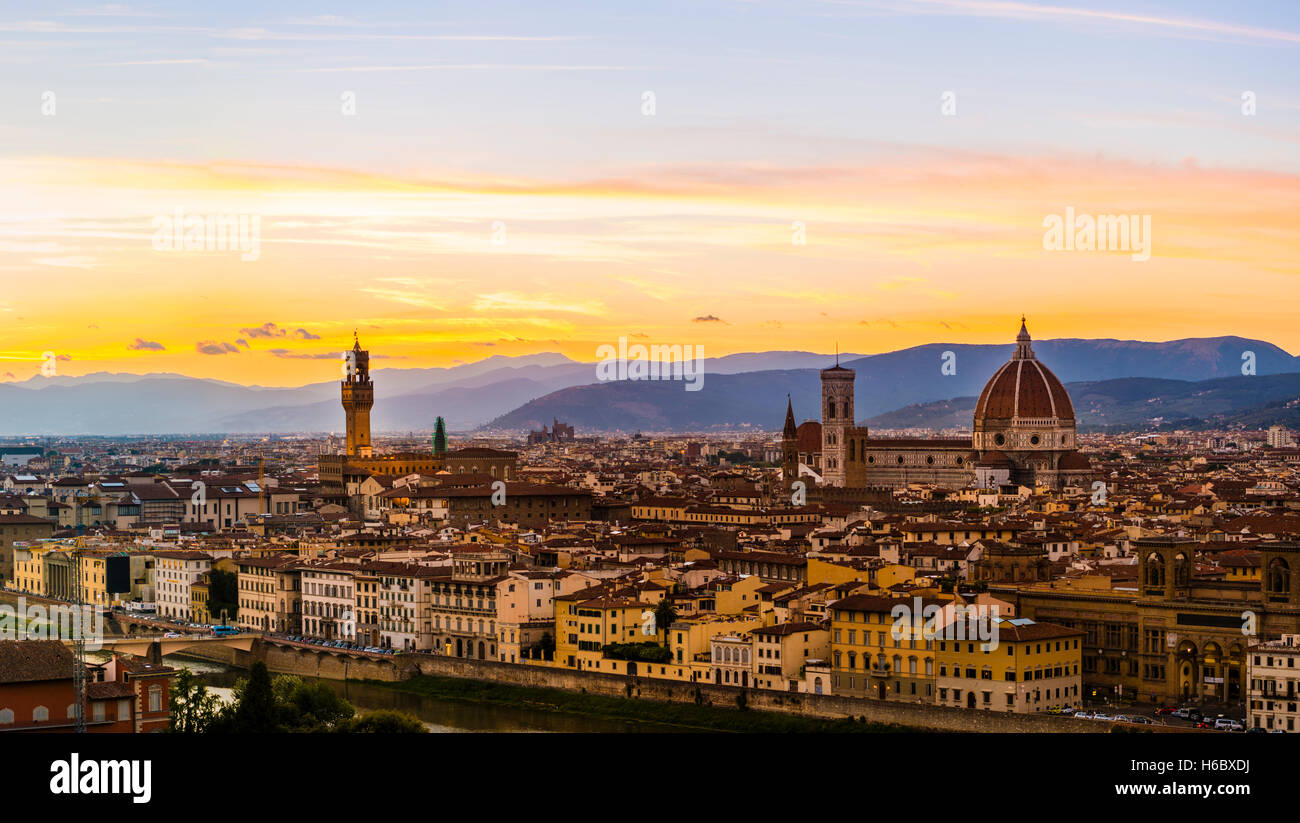 Panoramablick über die Stadt bei Sonnenuntergang vom Michelangelo Square, Piazzale Michelangelo, mit Kathedrale Santa Maria del Fiore und Stockfoto
