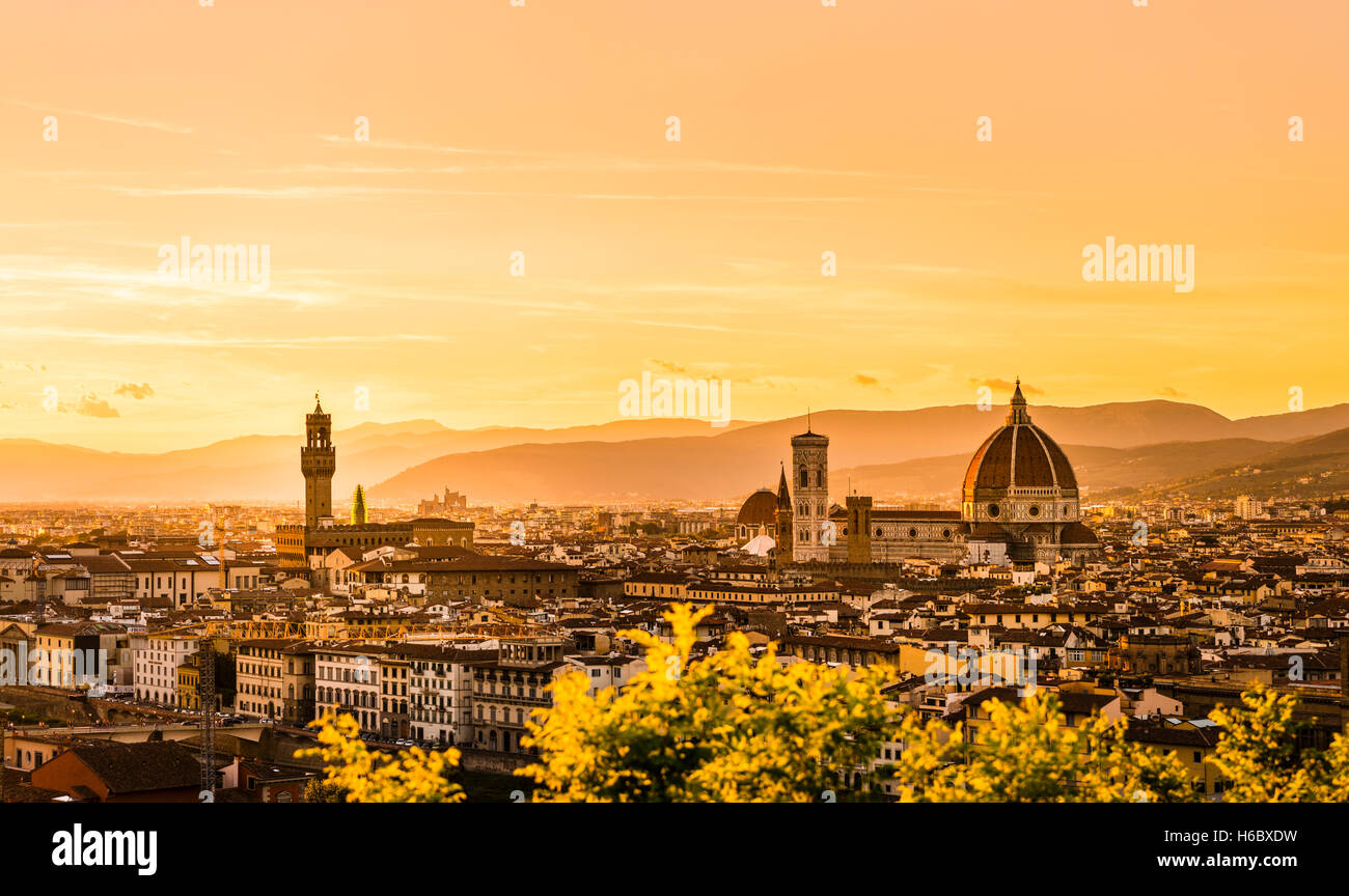Panoramablick über die Stadt bei Sonnenuntergang vom Michelangelo Square, Piazzale Michelangelo, Palazzo Vecchio und Kathedrale von Santa Stockfoto