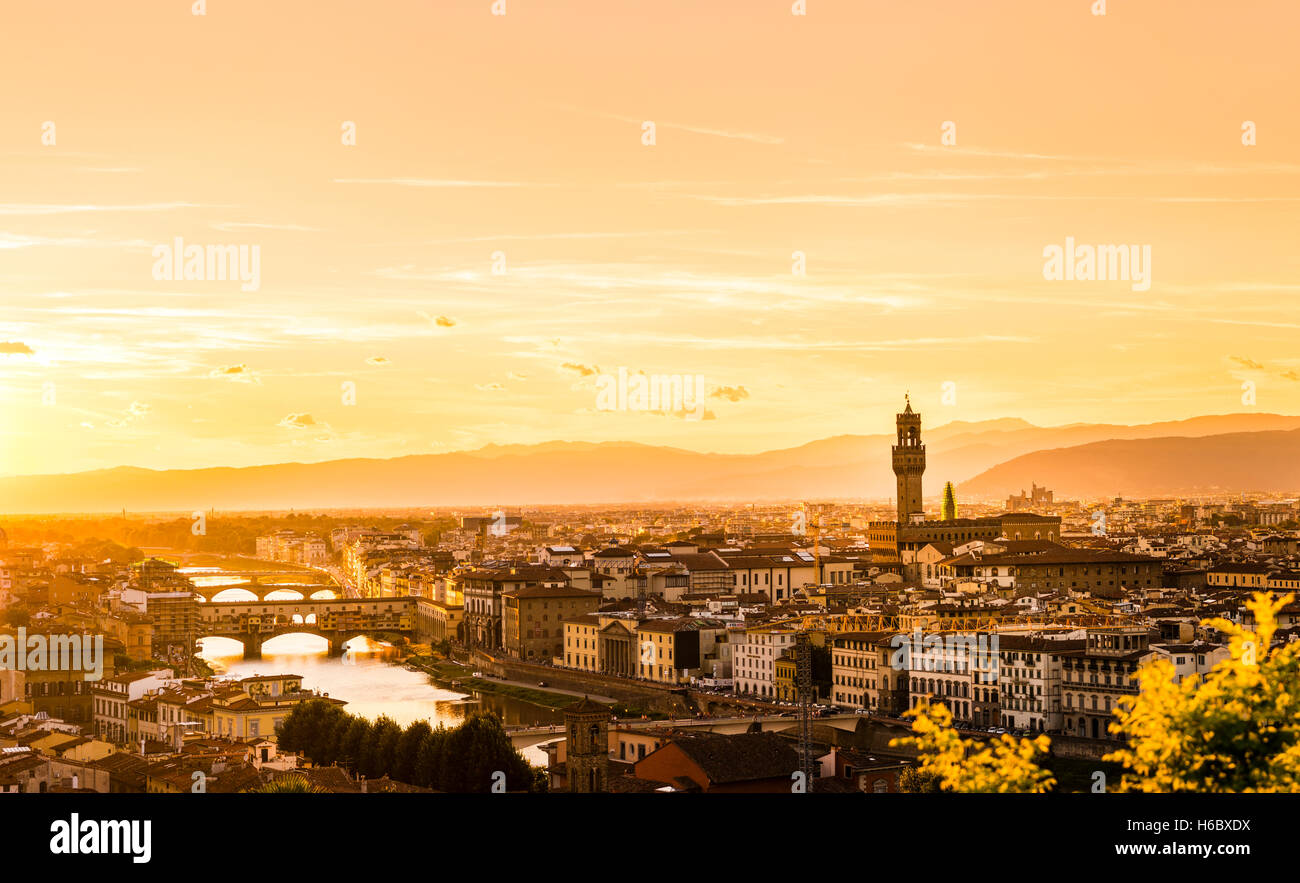Panoramablick über die Stadt bei Sonnenuntergang vom Michelangelo Square, Piazzale Michelangelo, mit Ponte Vecchio, Fluss Arno Stockfoto