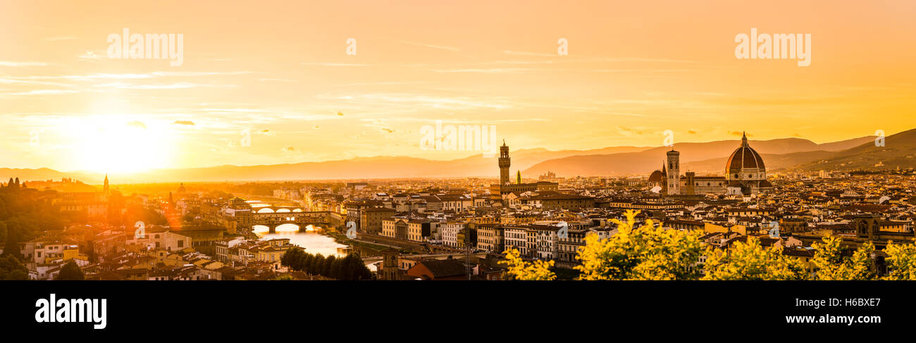 Panoramablick über die Stadt bei Sonnenuntergang vom Michelangelo Square, Piazzale Michelangelo, mit Ponte Vecchio, Palazzo Vecchio und Stockfoto