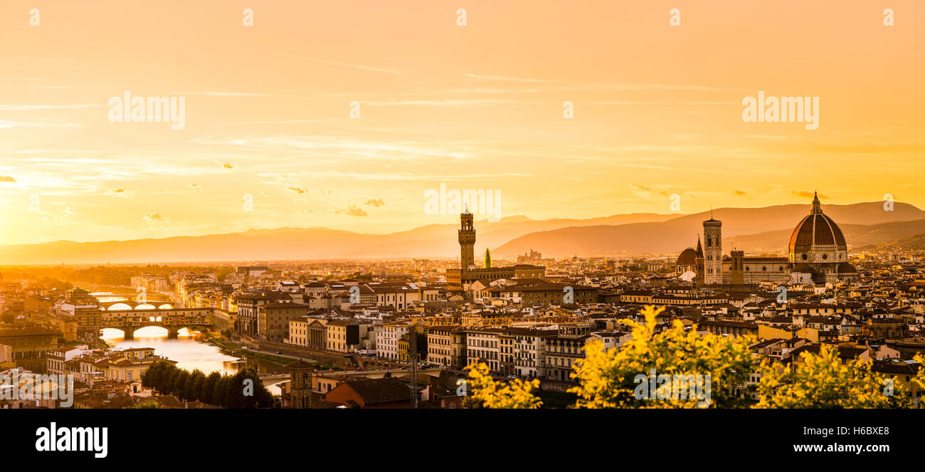 Panoramablick über die Stadt bei Sonnenuntergang vom Michelangelo Square, Piazzale Michelangelo, mit Ponte Vecchio, Palazzo Vecchio und Stockfoto