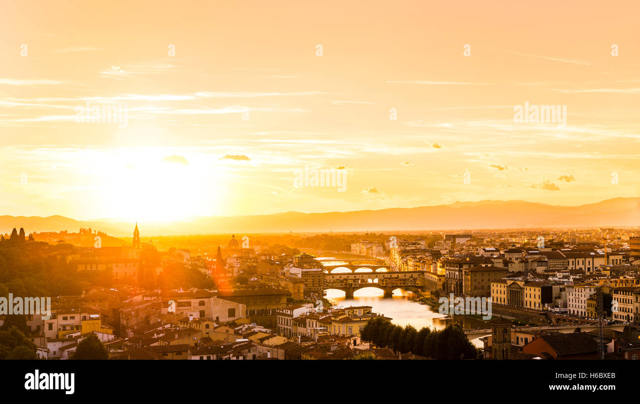 Panoramablick über die Stadt bei Sonnenuntergang vom Michelangelo Square, Piazzale Michelangelo, mit Ponte Vecchio und Fluss Arno, Florenz Stockfoto