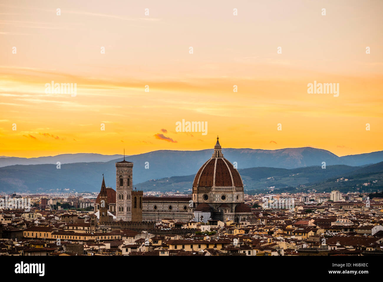 Blick auf die Stadt bei Sonnenuntergang von Michelangelo Square, Piazzale Michelangelo, mit Kathedrale Santa Maria del Fiore, Florenz Stockfoto