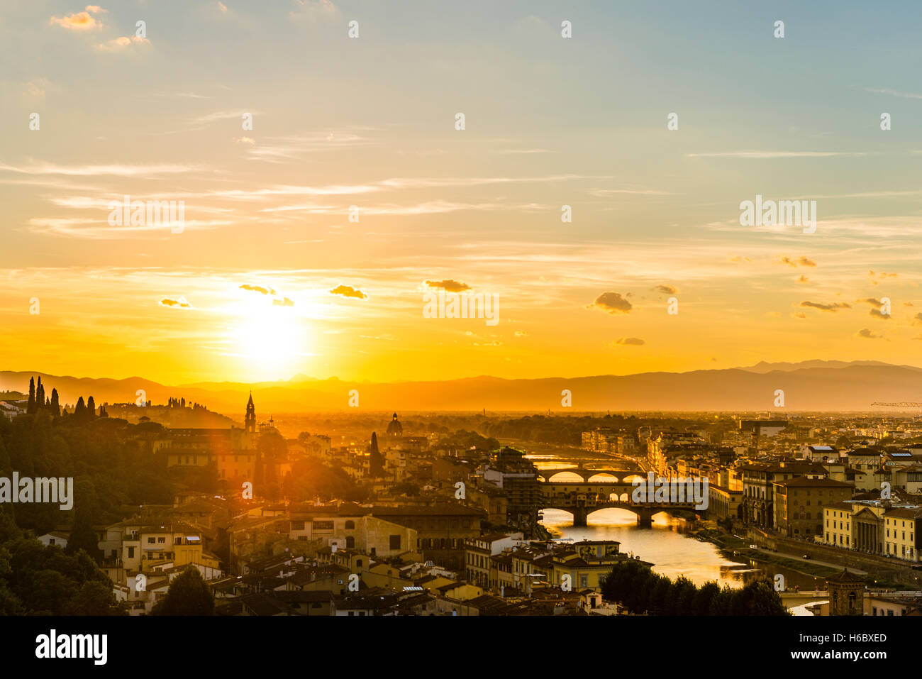 Blick auf die Stadt bei Sonnenuntergang von Michelangelo Square, Piazzale Michelangelo, mit Ponte Vecchio und Fluss Arno, Florenz, Toskana Stockfoto