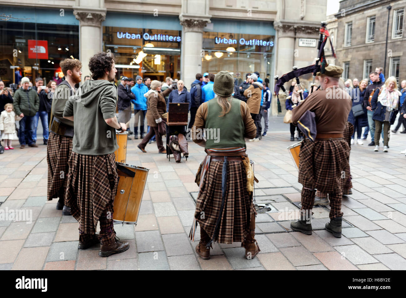 Kilted Rohre Straßenmusiker als Straßenmusikant auf Sauchihall Street, Glasgow Stockfoto