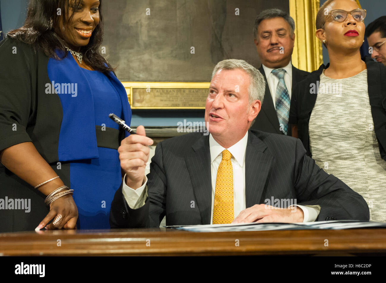 New Yorker Bürgermeister Bill de Blasio, Center, eine Rechnung unterzeichnen im Zusammenhang mit zunehmender Berichterstattung und Transparenz rund um Programme und Dienste für die Insassen im blauen Zimmer in New York City Hall am Dienstag, 18. Oktober 2016 in New York. (© Frances M. Roberts) Stockfoto