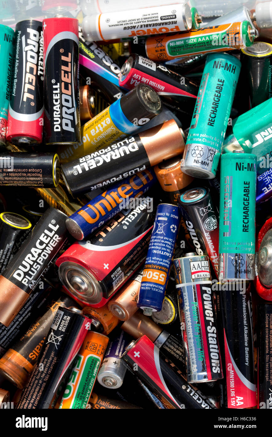 Große Sammlung von gebrauchten Kohlenstoff Zink und alkaline Trockenbatterien warten auf recycling-UK Stockfoto