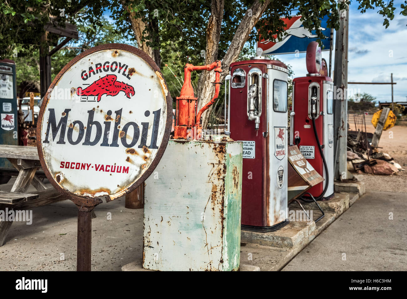 Retro-Zapfsäulen und einen rostigen Mobiloil unterzeichnen auf der historischen Route 66 in Arizona Stockfoto
