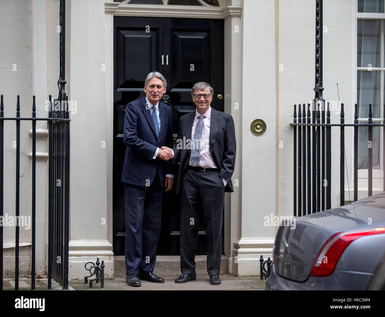 Schütteln Sie Kanzler des Finanzministeriums, Phillip Hammond und Milliardär Bill Gates, Hände, auf der Stufe des 11 Downing Street, London Stockfoto