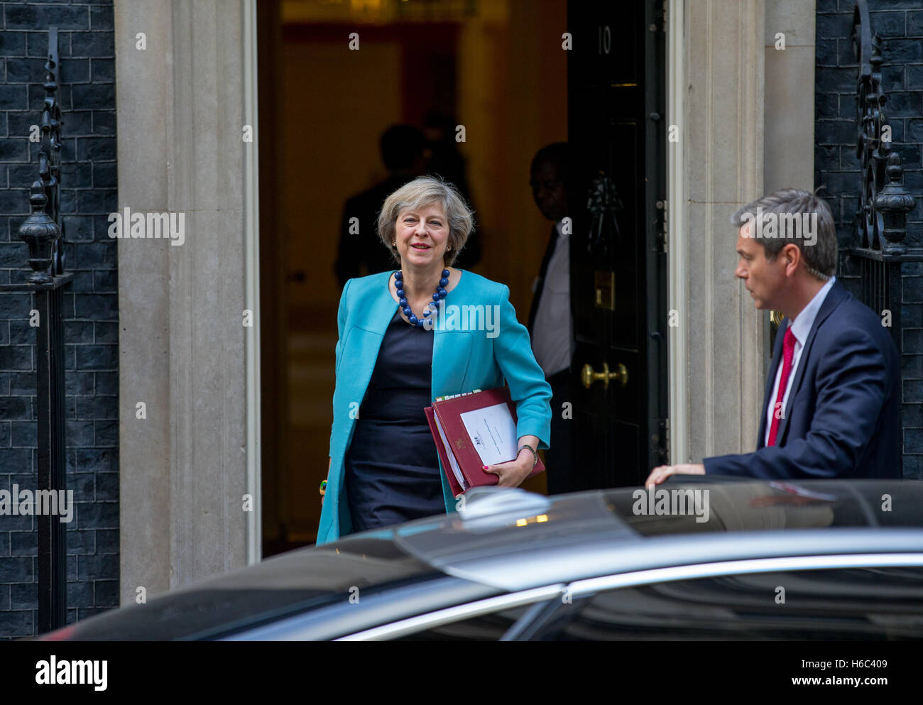 Herr Ministerpräsident, Theresa May, Blätter 10 Downing Street, auf dem Weg zu Fragen des Premierministers im House Of Commons Stockfoto