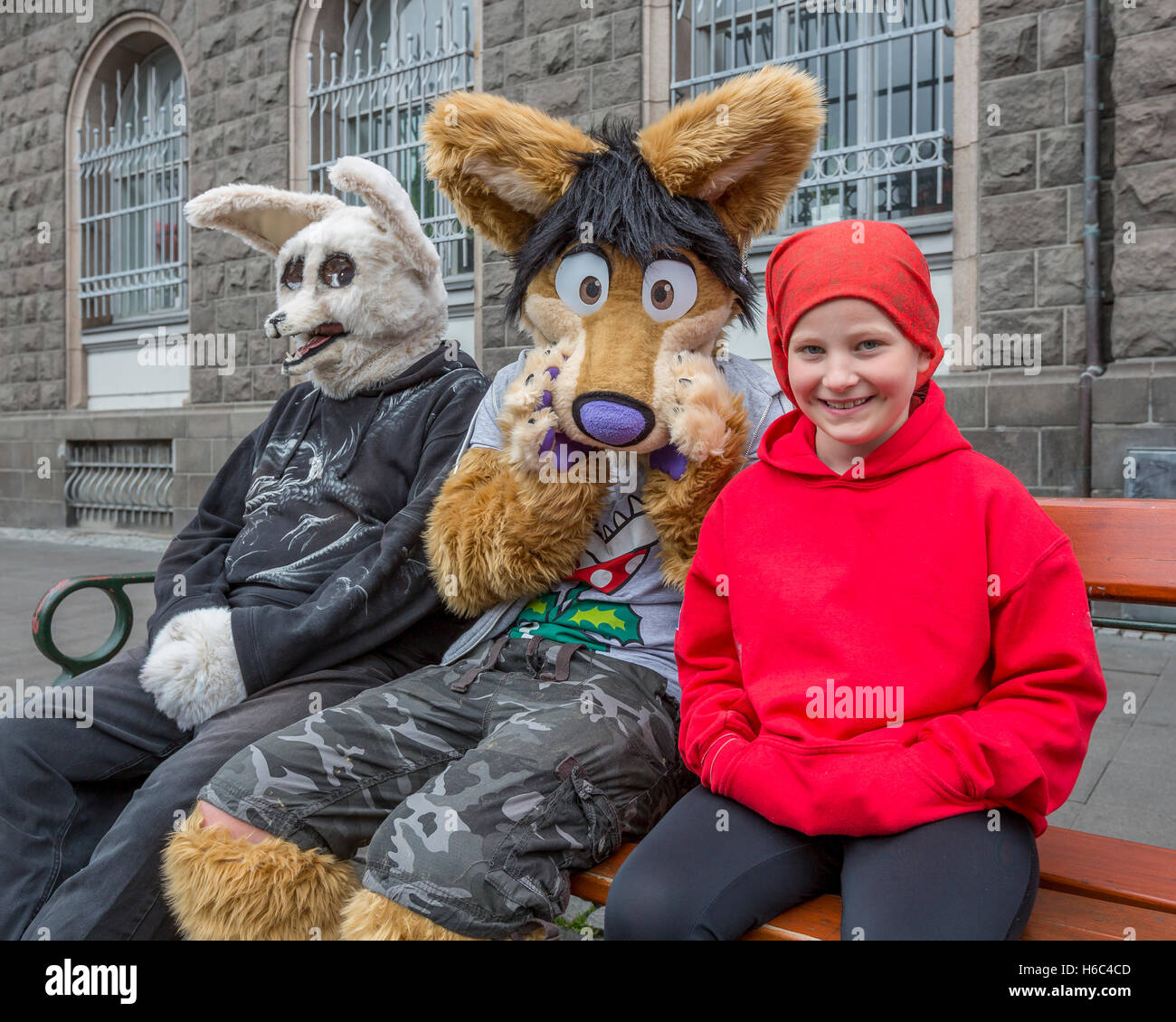 Junges Mädchen mit Menschen in Tierkostümen, Independence Day, Reykjavik, Island Stockfoto