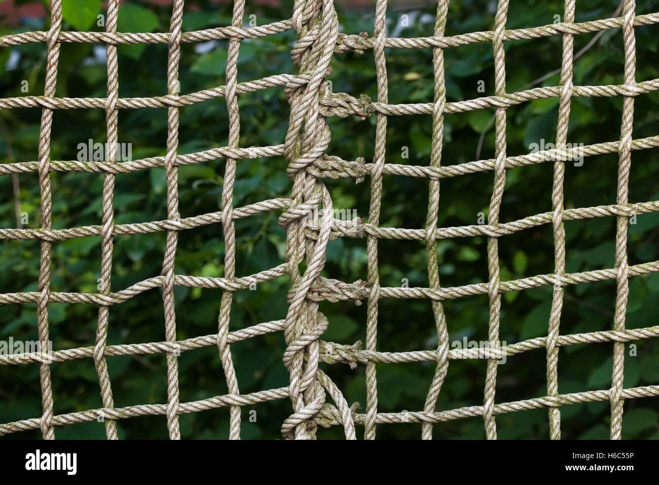 Netz aus Seilen geflochten. Hintergrundtextur. Stockfoto