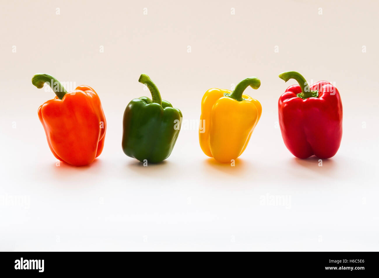 4 Paprika in Zeile Stockfoto