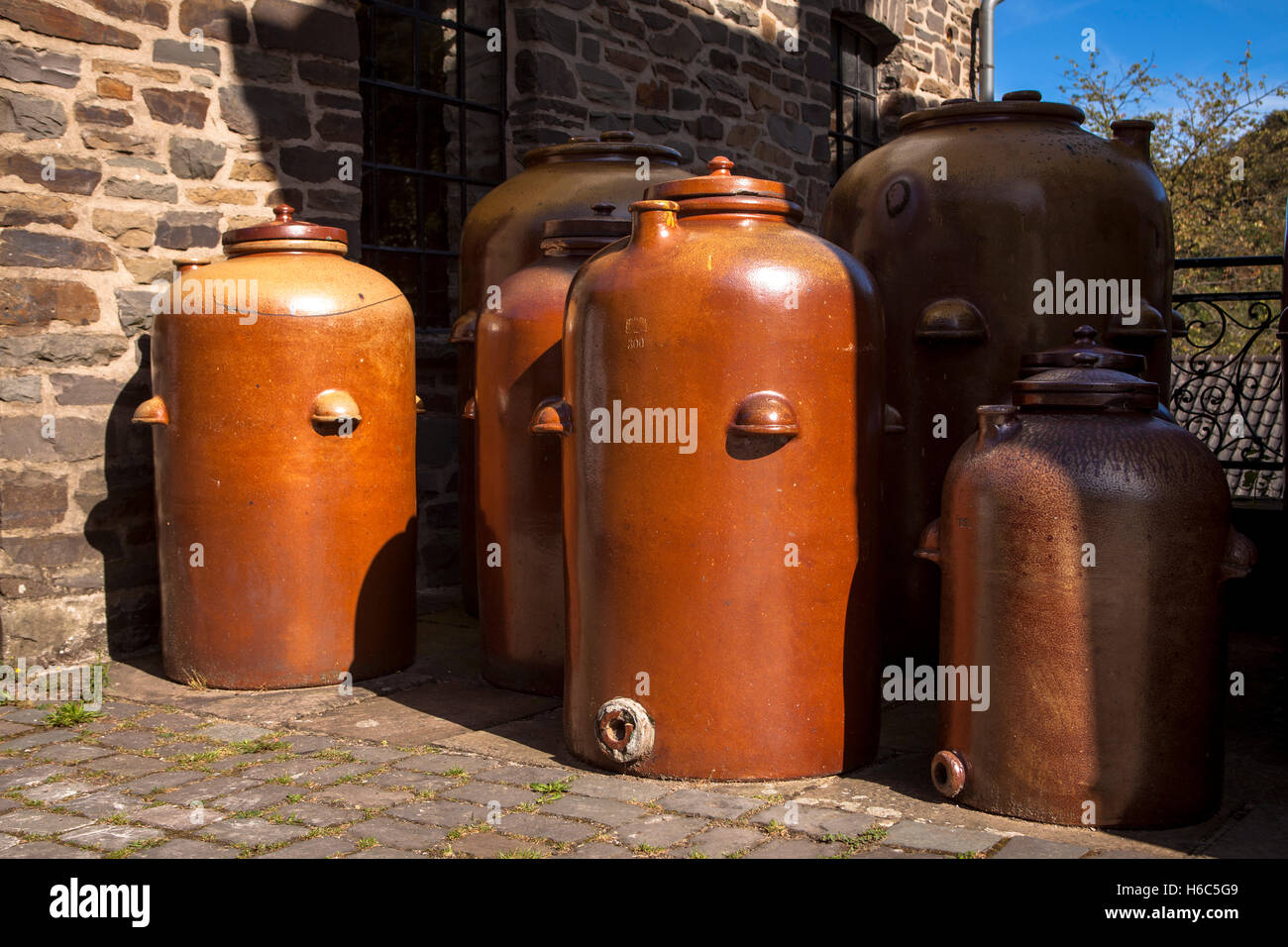 Deutschland, Hagen, Freilichtmuseum Hagen, große Tonkrüge vor der alten Essig-Brauerei und die Senfmühle. Stockfoto