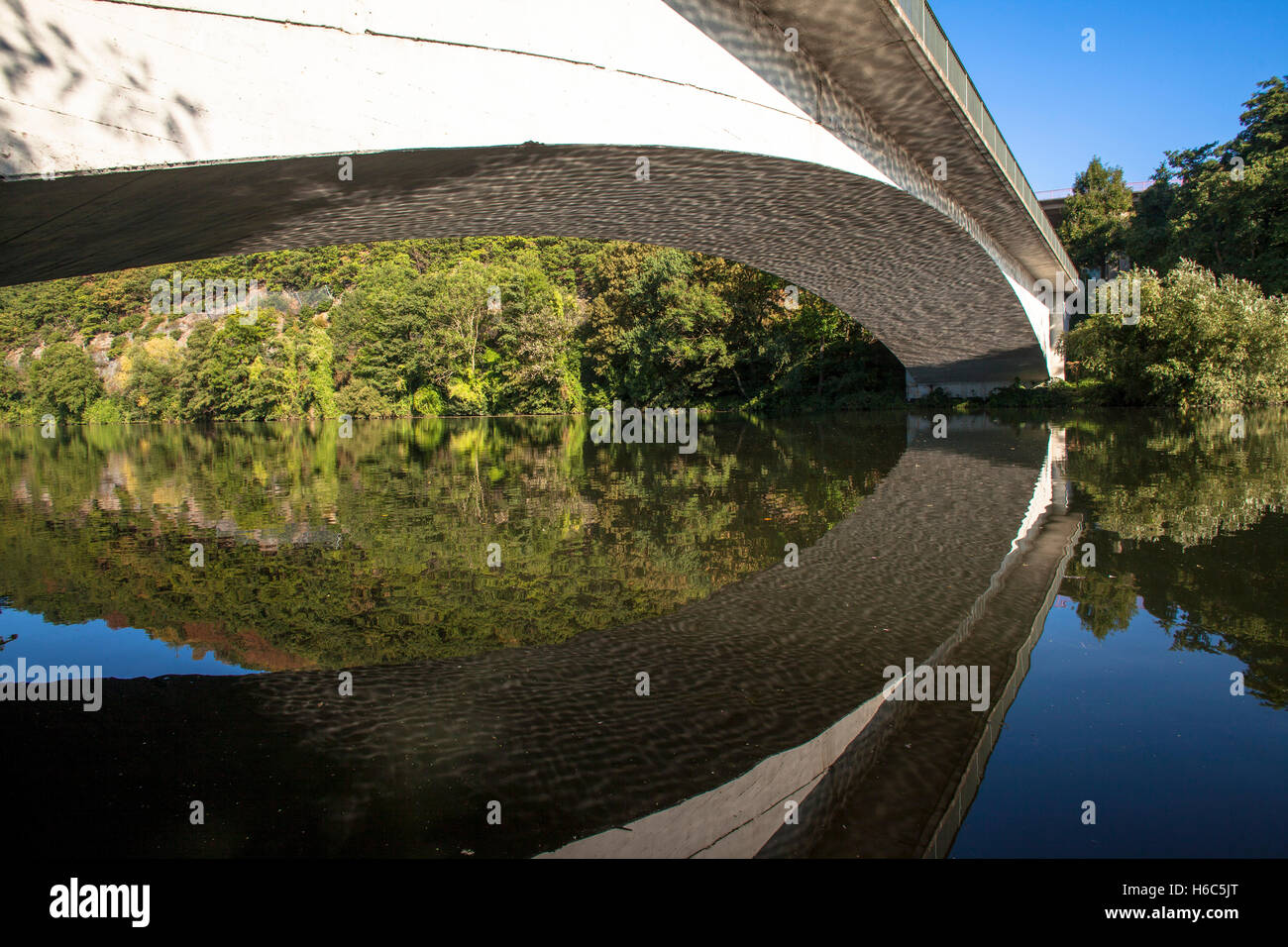 Deutschland, Ruhrgebiet, See Hengstey, Straßenbrücke führt zu Dortmund-Syburg. Stockfoto